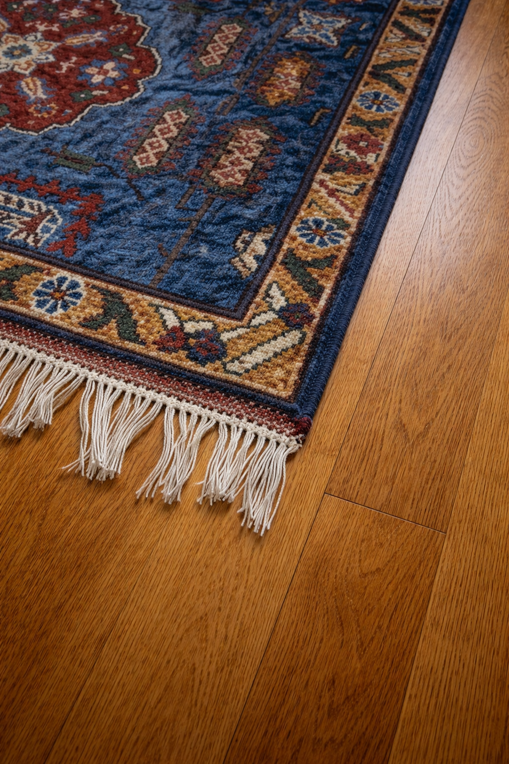 Comparaison entre un kilim afghan tissé à plat aux motifs géométriques sobres et un tapis persan noué aux motifs floraux détaillés — deux traditions textiles distinctes.