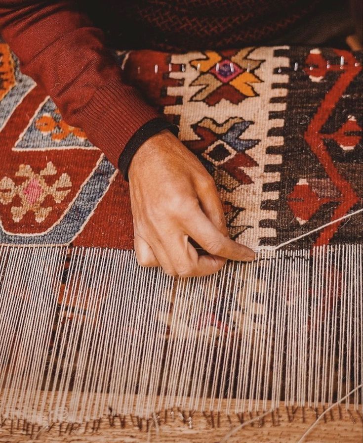 Détail du tissage à plat d'un kilim afghan authentique en laine naturelle — envers et endroit quasi identiques, motifs géométriques aux légères irrégularités artisanales.